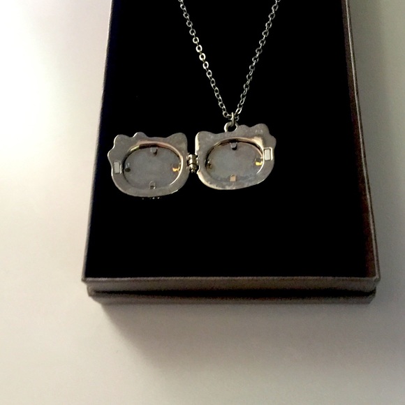Hello Kitty charm necklace - Picture 2 of 3